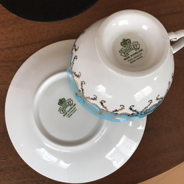 Aynsley China(エインズレイ)の金彩模様と手描きの蝶、花が綺麗なエインズレイ  カップ&ソーサー インテリア/住まい/日用品のキッチン/食器(グラス/カップ)の商品写真