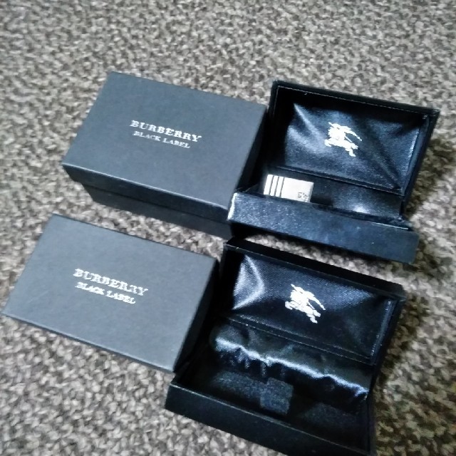 BURBERRY BLACK LABEL(バーバリーブラックレーベル)のバーバリーブラックレーベル★カフス（片一方だけ）箱完備★おまけにタイピンの箱 メンズのファッション小物(カフリンクス)の商品写真