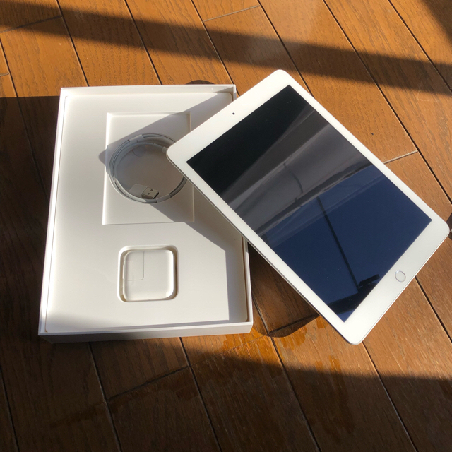 【専用品】iPad 9.7インチ 第5世代 32GB［docomo］