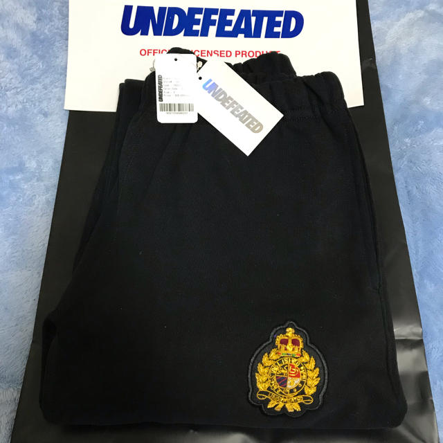 UNDEFEATED(アンディフィーテッド)のUNDEFEATED メダリオン刺繍 スエットパンツ メンズのパンツ(その他)の商品写真