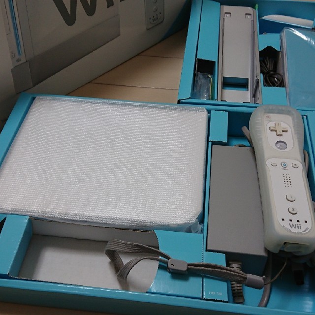 Wii(ウィー)の即決可・送料無料・wii ホワイトセット エンタメ/ホビーのゲームソフト/ゲーム機本体(家庭用ゲーム機本体)の商品写真