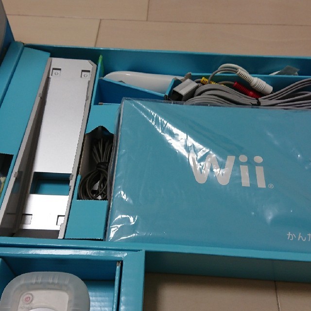 Wii(ウィー)の即決可・送料無料・wii ホワイトセット エンタメ/ホビーのゲームソフト/ゲーム機本体(家庭用ゲーム機本体)の商品写真