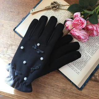 メゾンドフルール(Maison de FLEUR)のメゾンドフルール リボンパールグローブ 手袋 新品 タグ付き 黒 スマホ対応 (手袋)
