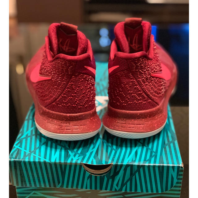 NIKE(ナイキ)のNike Kyrie 3 team red 27.5cm スポーツ/アウトドアのスポーツ/アウトドア その他(バスケットボール)の商品写真