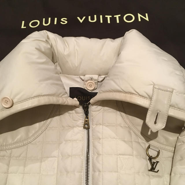 LOUIS VUITTON(ルイヴィトン)のルイヴィトン レディース ダウンジャケット レディースのジャケット/アウター(ダウンジャケット)の商品写真