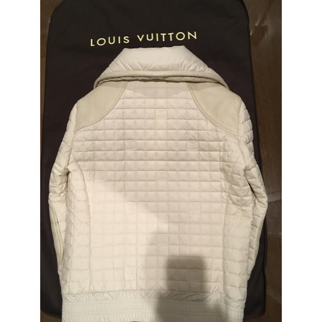 LOUIS VUITTON(ルイヴィトン)のルイヴィトン レディース ダウンジャケット レディースのジャケット/アウター(ダウンジャケット)の商品写真