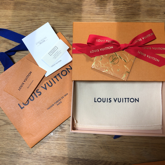 ルイヴィトン iphone7plus カバー 芸能人 | LOUIS VUITTON - VUITTON iPhoneケース 箱の通販 by p♡｜ルイヴィトンならラクマ