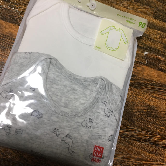 UNIQLO(ユニクロ)のユニクロ クルーネックボディ 90 グレー キッズ/ベビー/マタニティのキッズ服女の子用(90cm~)(下着)の商品写真