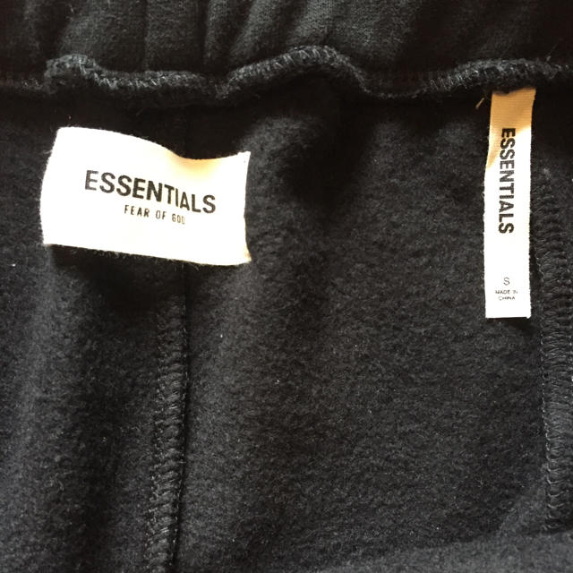 FEAR OF GOD(フィアオブゴッド)の即発送可 fog essentials サイズS メンズのパンツ(その他)の商品写真