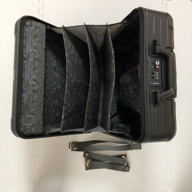 RIMOWA(リモワ)のリモワ サルサ RIMOWA SALSA 黒色 25L メンズのバッグ(トラベルバッグ/スーツケース)の商品写真