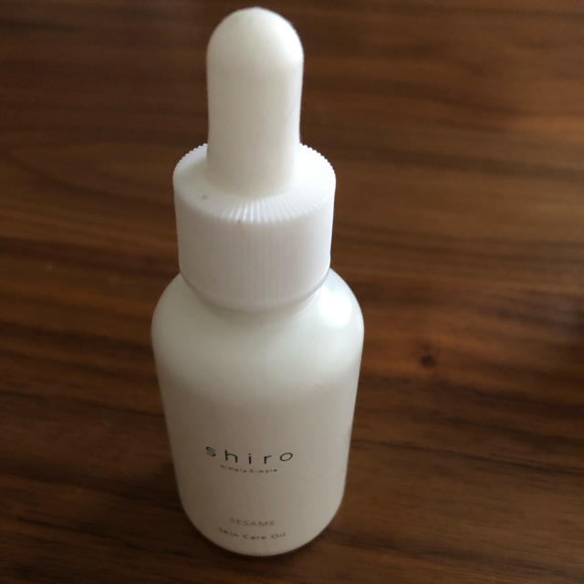 shiro(シロ)のshiro ごまスキンケアオイル 30ml コスメ/美容のスキンケア/基礎化粧品(フェイスオイル/バーム)の商品写真