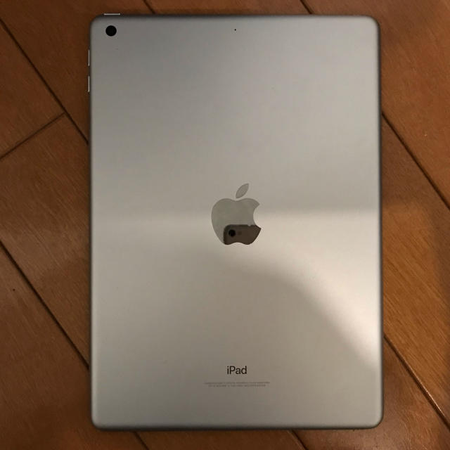 iPad(アイパッド)の2018 iPad第6世代Wi-Fi 9.732GB シルバー MR7G2J/A スマホ/家電/カメラのPC/タブレット(タブレット)の商品写真