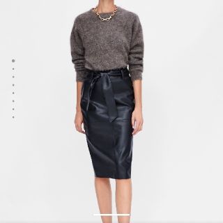 ザラ(ZARA)の新品！未使用！タグ付！♥️ZARA♥️レザー調タイトスカート。サイズM(ひざ丈スカート)