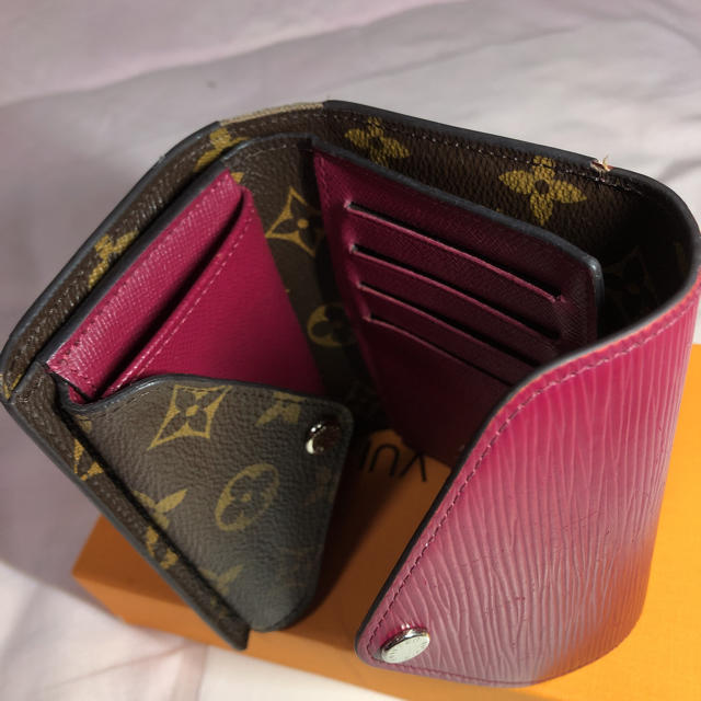 LOUIS VUITTON(ルイヴィトン)の LV  三つ折り ウォレット レディースのファッション小物(財布)の商品写真