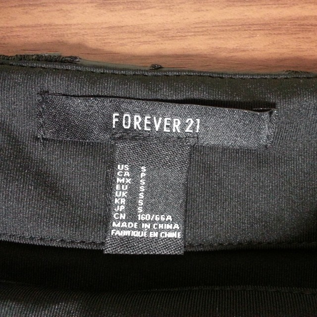 FOREVER 21(フォーエバートゥエンティーワン)のForever21 花柄型押しレザー ミニスカート レディースのスカート(ミニスカート)の商品写真