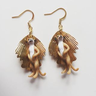 ミーアキャット 後光 葉っぱ ピアス / イヤリング(ピアス)