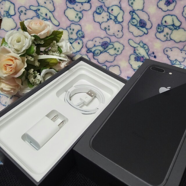 iPhone(アイフォーン)のiPhone8 Plus SIMフリー　バッテリー新品 スマホ/家電/カメラのスマートフォン/携帯電話(スマートフォン本体)の商品写真
