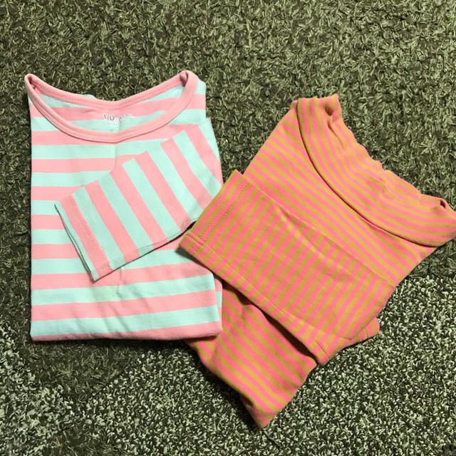 WORLD BASIC(ワールドベーシック)のWORLD BASIC 長袖Tシャツ110cm2枚 その1 キッズ/ベビー/マタニティのキッズ服女の子用(90cm~)(Tシャツ/カットソー)の商品写真