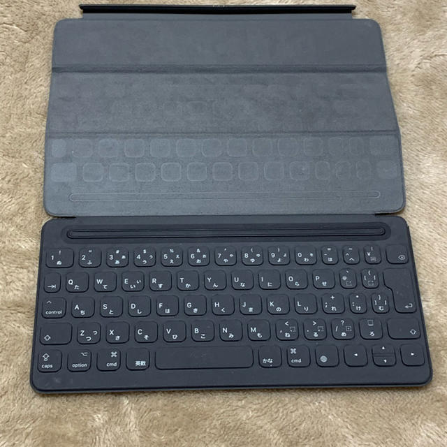 Apple(アップル)のiPad Pro 10.5 smart keyboard JIS配列 スマホ/家電/カメラのスマホアクセサリー(iPadケース)の商品写真