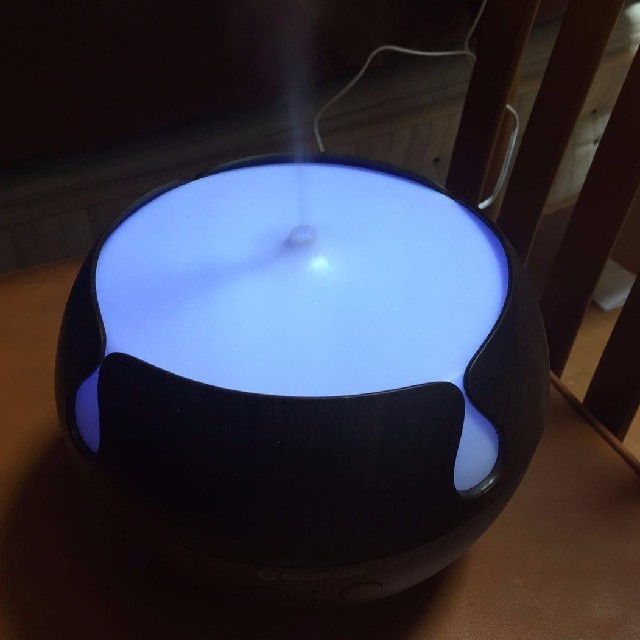 加湿器　アロマディフューザー　600ml　木目調　LEDライト スマホ/家電/カメラの生活家電(加湿器/除湿機)の商品写真