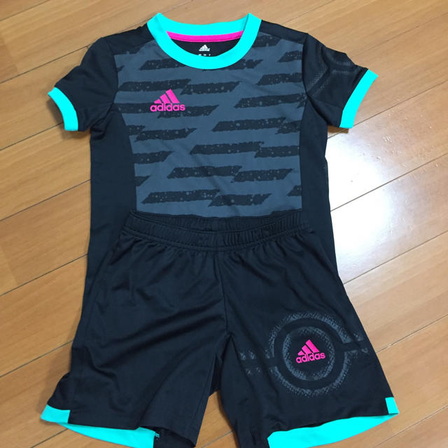 adidas(アディダス)の美品 サッカー プラクティスTシャツセット 130㎝ アディダス スポーツ/アウトドアのサッカー/フットサル(ウェア)の商品写真