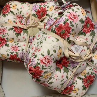 ローラアシュレイ(LAURA ASHLEY)のお正月セール  ローラアシュレイ  クッション4枚セット  新品(クッション)