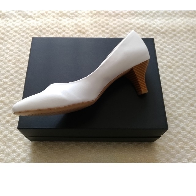 LOWRYS FARM(ローリーズファーム)の新品 ローリーズファーム パンプス L 約24.0cm 白ホワイトスタックヒール レディースの靴/シューズ(ハイヒール/パンプス)の商品写真