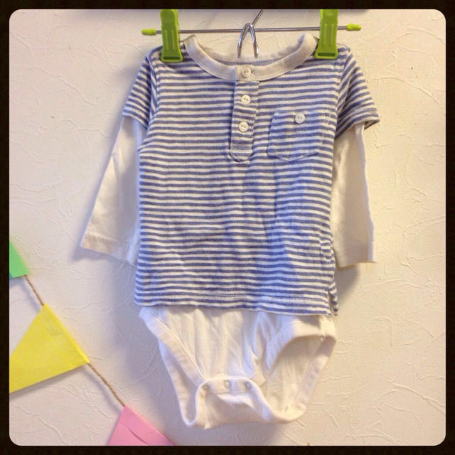 babyGAP(ベビーギャップ)のGAPおませなトップス風ロンパース70 キッズ/ベビー/マタニティのベビー服(~85cm)(ロンパース)の商品写真