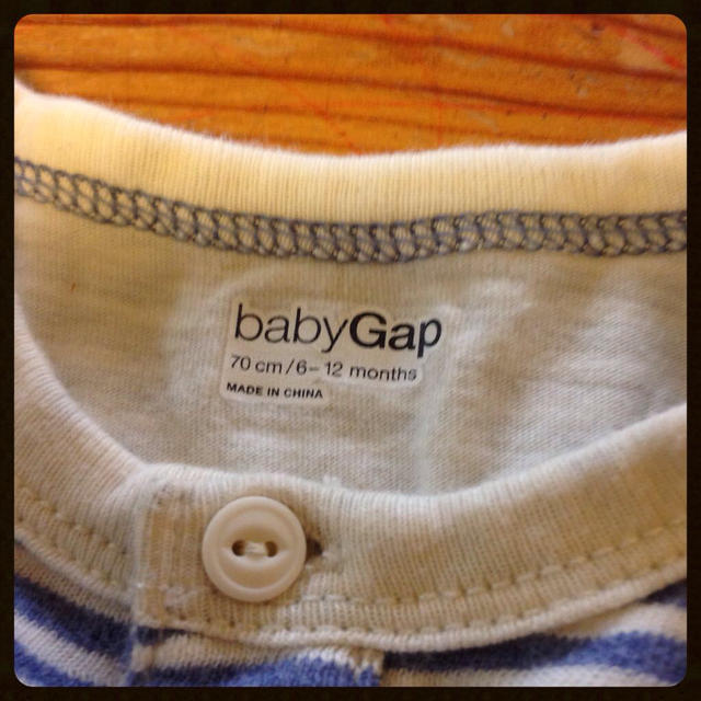 babyGAP(ベビーギャップ)のGAPおませなトップス風ロンパース70 キッズ/ベビー/マタニティのベビー服(~85cm)(ロンパース)の商品写真