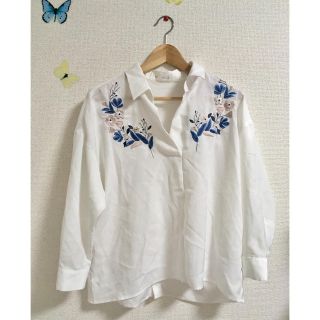 ヴィス(ViS)のvis 刺繍入り ホワイト シャツ(シャツ/ブラウス(長袖/七分))