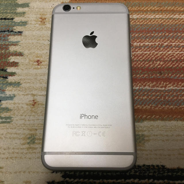 iPhone(アイフォーン)のau iphone6 silver  スマホ/家電/カメラのスマートフォン/携帯電話(スマートフォン本体)の商品写真