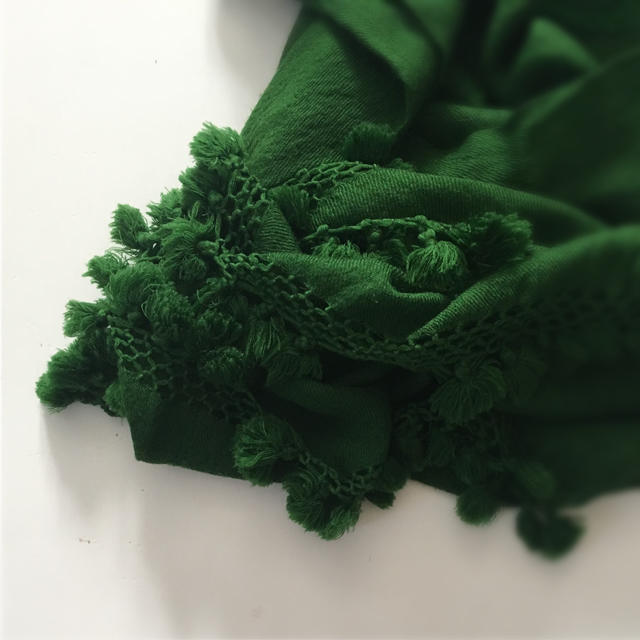 YAECA(ヤエカ)のarts&sciences ウールポンポンストール 緑色 レディースのファッション小物(マフラー/ショール)の商品写真