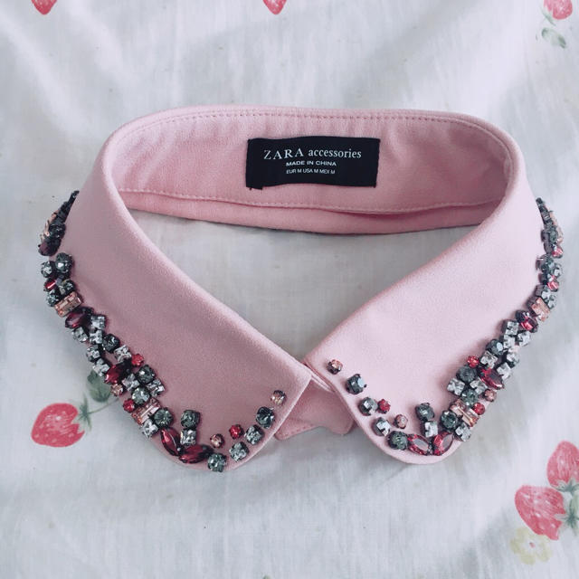 ZARA(ザラ)のZARAビジュー付きピンク付け襟 レディースのアクセサリー(つけ襟)の商品写真