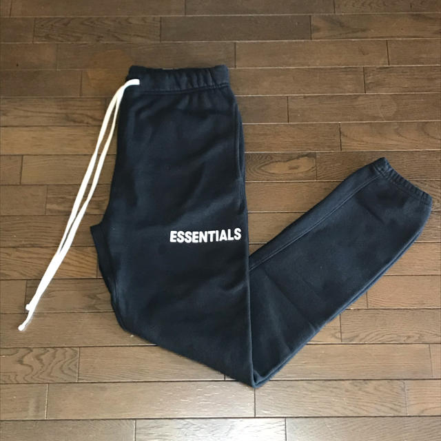 FEAR OF GOD(フィアオブゴッド)のFOG ESSENTIALS Graphic Sweatpants メンズのパンツ(その他)の商品写真