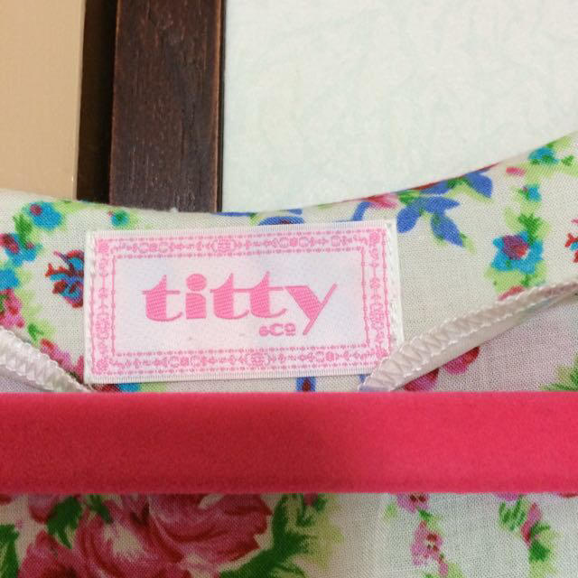 titty&co(ティティアンドコー)の☆ティティ&コー☆花柄トップス レディースのトップス(シャツ/ブラウス(半袖/袖なし))の商品写真