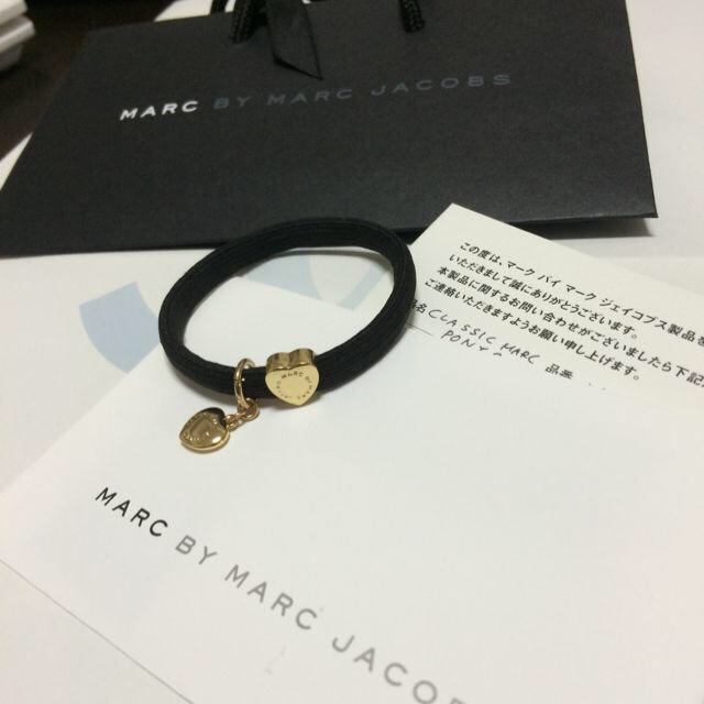 MARC BY MARC JACOBS(マークバイマークジェイコブス)のマークジェイコブス♡ハートチャームブレス レディースのアクセサリー(ブレスレット/バングル)の商品写真