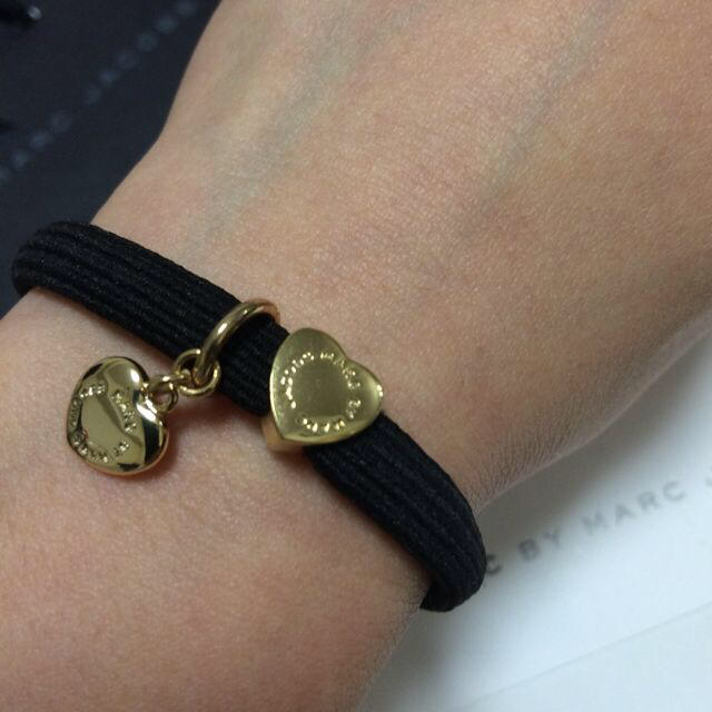 MARC BY MARC JACOBS(マークバイマークジェイコブス)のマークジェイコブス♡ハートチャームブレス レディースのアクセサリー(ブレスレット/バングル)の商品写真