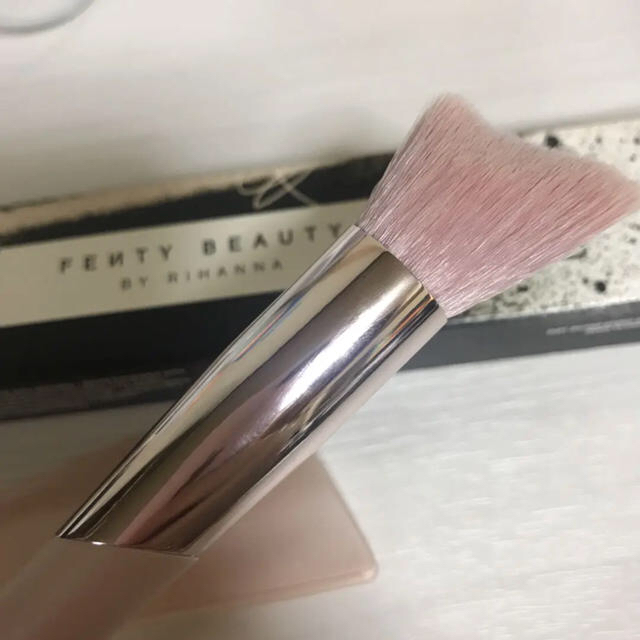 Sephora(セフォラ)のfenty beautyハイライト用ブラシ コスメ/美容のベースメイク/化粧品(その他)の商品写真