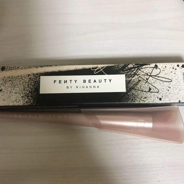 Sephora(セフォラ)のfenty beautyハイライト用ブラシ コスメ/美容のベースメイク/化粧品(その他)の商品写真