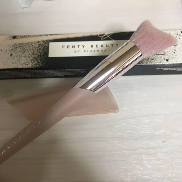 Sephora(セフォラ)のfenty beautyハイライト用ブラシ コスメ/美容のベースメイク/化粧品(その他)の商品写真