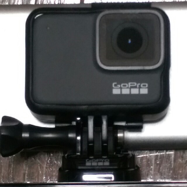 GoPro(ゴープロ)のGoPro hero7 silver 年末大特価中 スマホ/家電/カメラのカメラ(ビデオカメラ)の商品写真