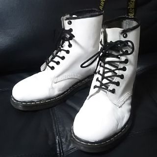 ドクターマーチン(Dr.Martens)の
希少ホワイト!ドクターマーチン高級8ホールブーツ人気王道モデル！白


(ブーツ)