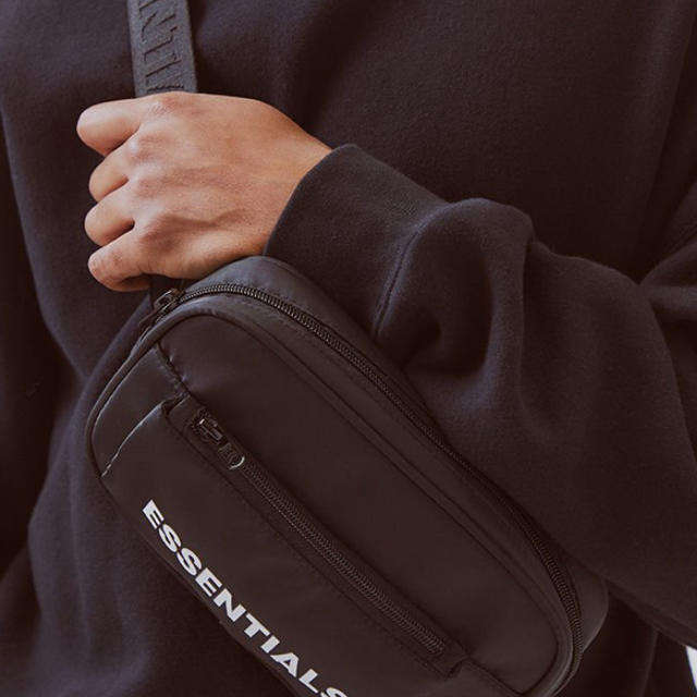 FEAR OF GOD(フィアオブゴッド)のEssentials Crossbody Bag メンズのバッグ(ボディーバッグ)の商品写真