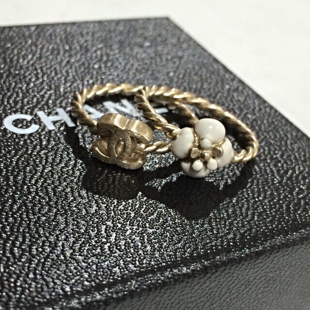 CHANEL(シャネル)のCHANEL カメリアダブルリング レディースのアクセサリー(リング(指輪))の商品写真