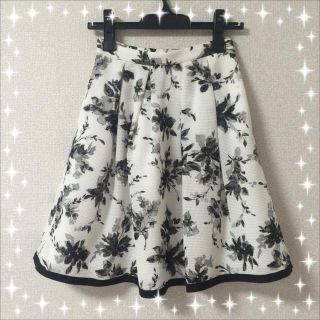 ジャスグリッティー(JUSGLITTY)の新品♡ジャスグリッティー花柄スカート(ひざ丈スカート)