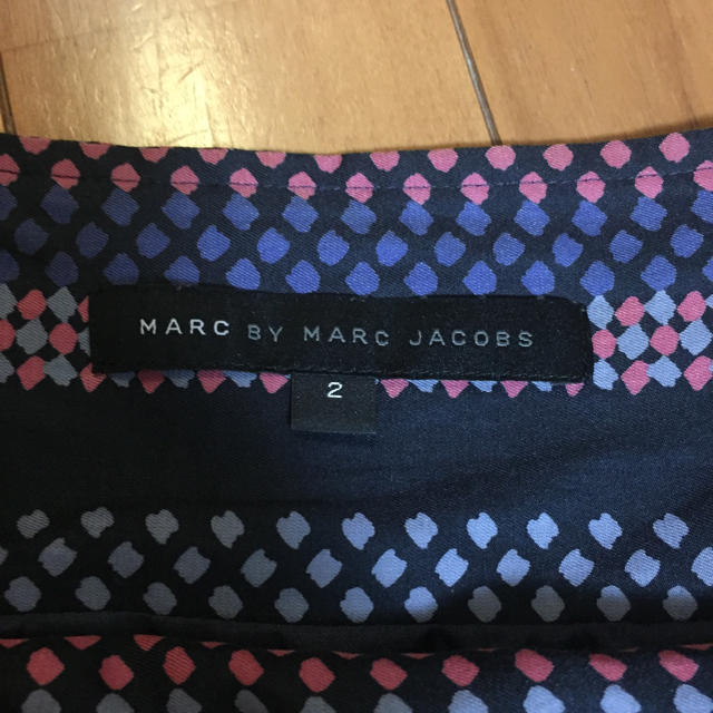 MARC BY MARC JACOBS(マークバイマークジェイコブス)のMARC BY MARC JACOBSのシルク　マルチカラードット柄スカート レディースのスカート(ひざ丈スカート)の商品写真