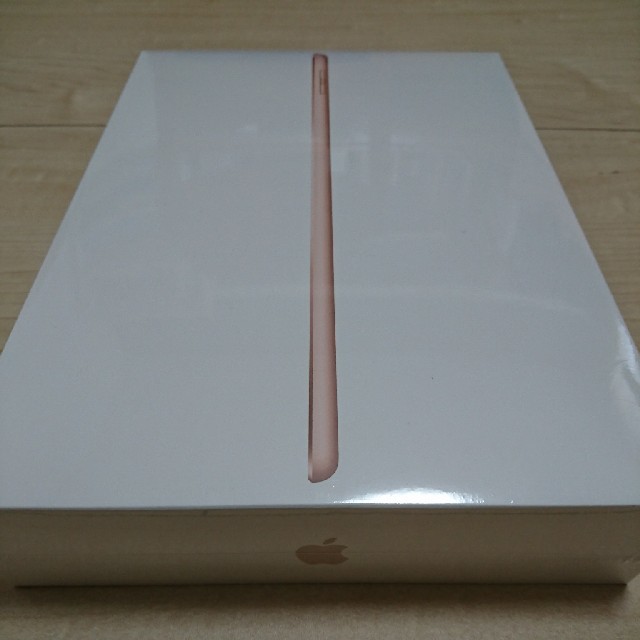 Apple(アップル)のiPad Wi-Fiモデル 9.7インチ 32GB ゴールド  MRJN2J-A スマホ/家電/カメラのPC/タブレット(タブレット)の商品写真