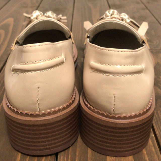 ZARA(ザラ)のzara タッセルローファー ベージュ 37(未使用) レディースの靴/シューズ(スリッポン/モカシン)の商品写真