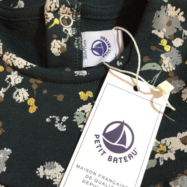 PETIT BATEAU(プチバトー)の新品未使用 まりも様 プチバトー グリーンプリントスウェットワンピース キッズ/ベビー/マタニティのベビー服(~85cm)(ワンピース)の商品写真