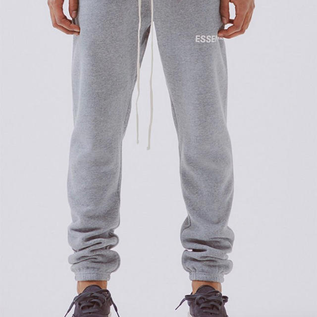 FEAR OF GOD(フィアオブゴッド)のEssentials Sweatpants グレー メンズのパンツ(その他)の商品写真